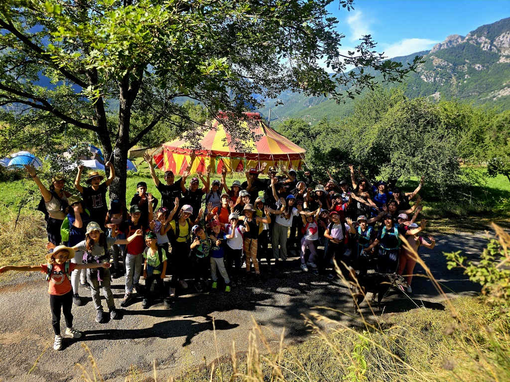 Illustration d’enfants autour du chapiteau et du potager Uto’Pistes, dans les montagnes de la Vésubie