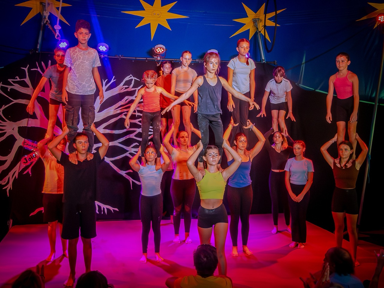 Des enfants expérimentent le jonglage, l’équilibre et le tissu sous le chapiteau